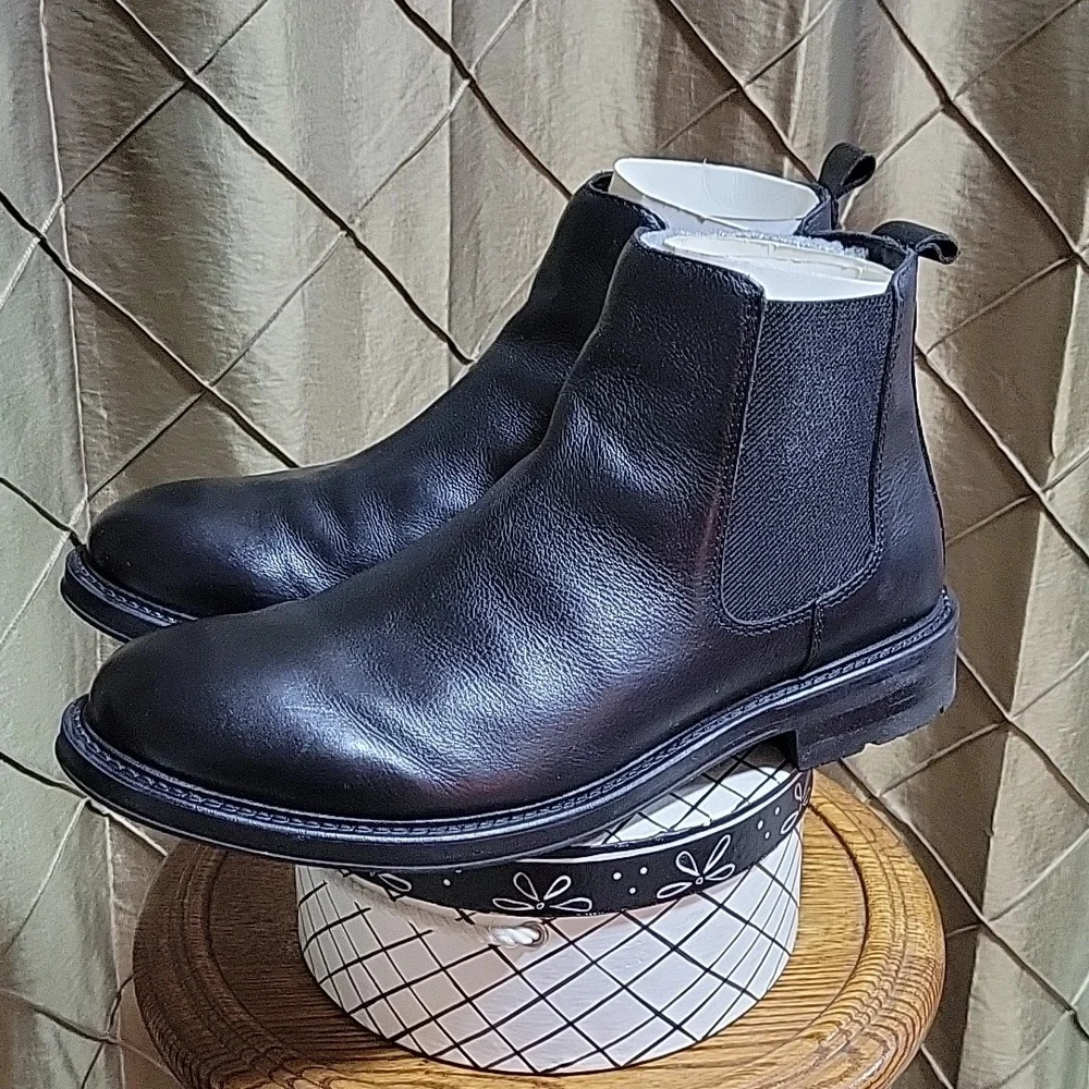 NWOT- VINCE CAMUTO ‘Huntsley’ Leather Chelsea Ankle Boot DISPLAY SHOE